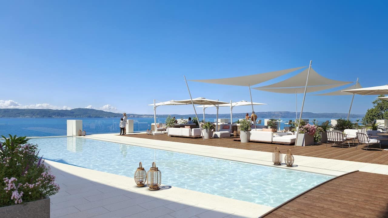 Three pool & lounge zones